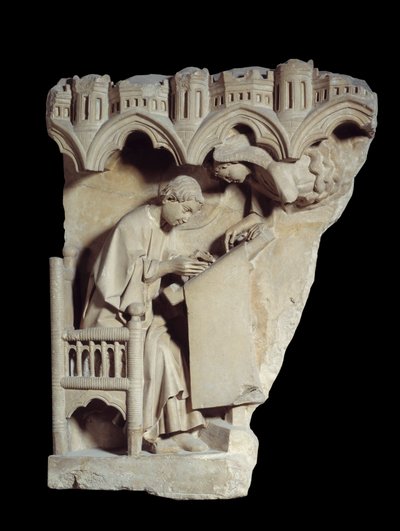 De evangelist Sint Mattheüs, die schrijft onder dictaat van de engel, Reliëf van kalksteen van de jube van de kathedraal van Chartres. Parijs, Louvre Museum door School French