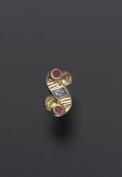 Adelaarsfibula, Alemannisch, 500s (verguld zilver met granaat en niëllo) door School German
