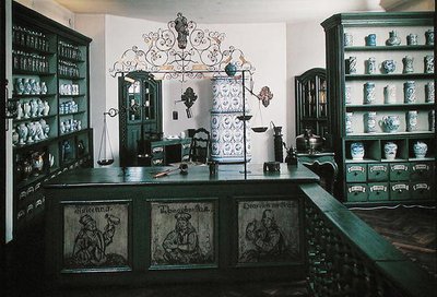 Reconstructie van een apotheek met 18e-eeuwse meubels en objecten uit de 12e-18e eeuw door School German