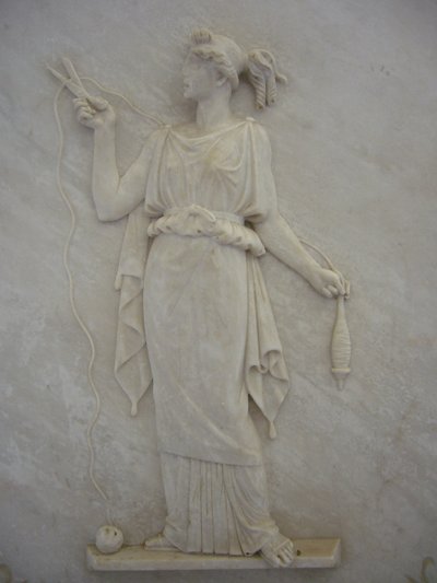 Bas-reliëf van Atropos die de draad van het leven doorsnijdt (marmer) door School Greek