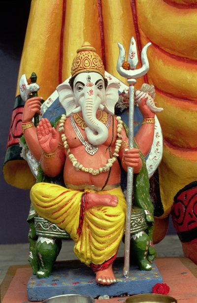 Standbeeld van Ganesh, de olifantengod, op de troon door School Indian