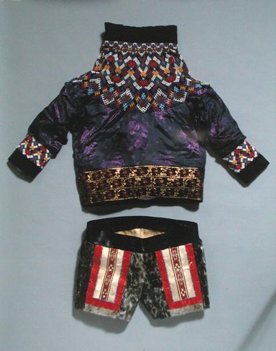 Damesjas en shorts, uit Groenland door School Inuit