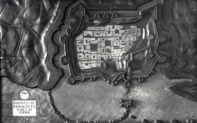 Een reliëfkaart van het fort van Famagosta op het eiland Cyprus in de 17e eeuw door School Italian