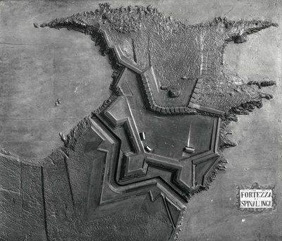 Een reliëfkaart van het Venetiaanse fort op Spinalonga, Kreta in 1619 door School Italian