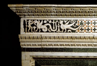 Detail van de decoraties rondom de marmeren trandola door School Italian