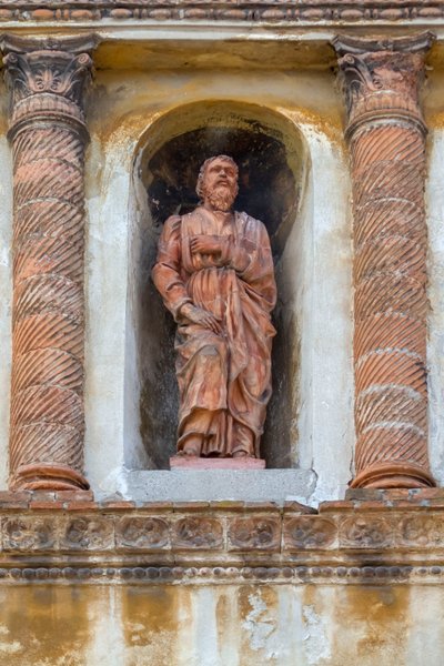 Beeld van heilige, terracotta standbeeld in nis van Palazzo Valenti Gonzaga, genaamd Casa Guerrina, in Fancelliaanse stijl, Via Frattini 5, Mantua door School Italian