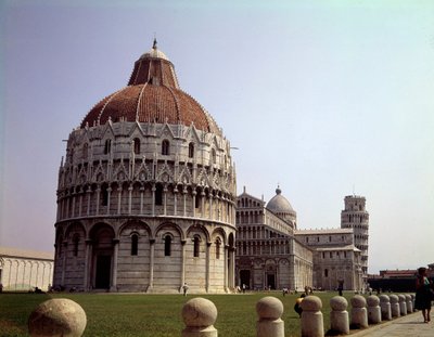Middeleeuwse architectuur: uitzicht op de Doopkapel, de Dom en de Toren van Pisa op het Campo dei Miracoli, Italië door School Italian