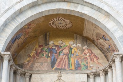 Mozaïek boven de ingang van de Basiliek van San Marco, San Marcoplein, Venetië, Italië door School Italian