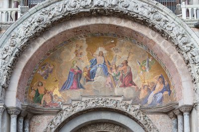 De verrezen Christus mozaïek boven de ingang van de Basiliek van San Marco, Piazza San Marco, Venetië, Italië door School Italian