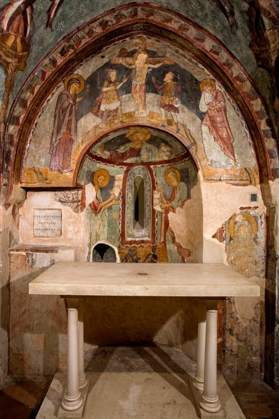 Zicht op de apsis gedecoreerd met fresco