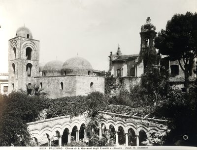 Uitzicht op het oostelijke einde van de kerk, gebouwd in 1132-48 door koning Roger II (d.1154) van Sicilië en het klooster gebouwd in de 13e eeuw door School Italian