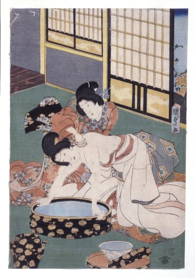 Metgezel veegt poeder van de nek en schouders van een vrouw door School Japanese