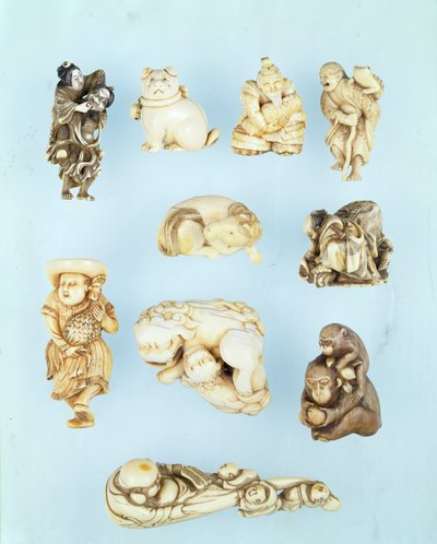 Selectie van netsuke: Ikkuha Sennin die de Hoer van Benares draagt; zittende puppy; Abe no Yasuneri die een baby vasthoudt; Gamma Sennin; liggend paard; krijger die een weggelopen os bedwingt; staande Nederlander die een langstaart haan vasthoudt; zittende door Japanese School