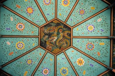 Het plafond van de tempel van Naksansa in Korea met een draak. door School Korean