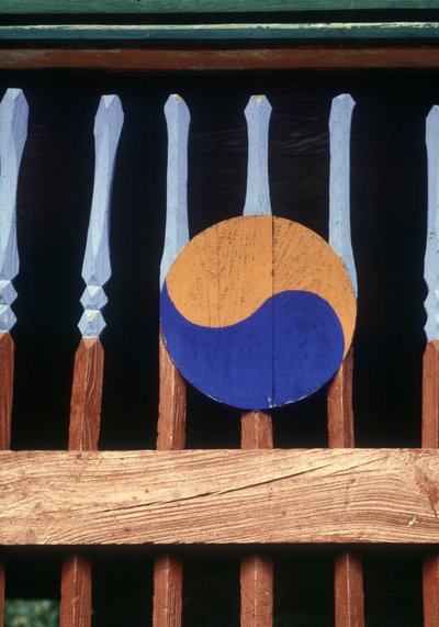 Yin en Yang-symbool op een houten barrière door School Korean