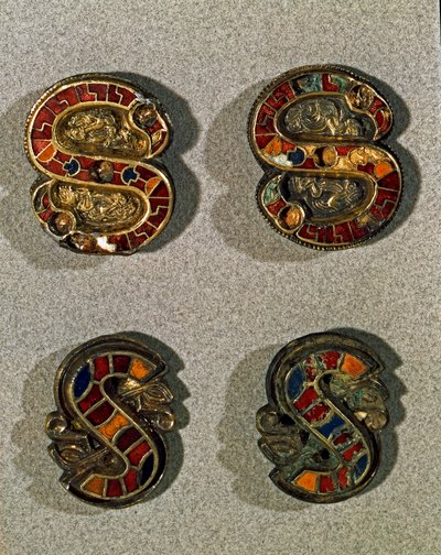 Archeologie van de Middeleeuwen: Barbaarse kunst van Lombardije: Riemfibula in de vorm van een S door School Lombard