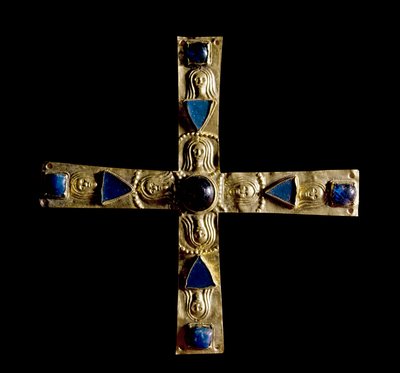 Archeologie van de Middeleeuwen. Barbaarse kunst van Lombardije: Kruis van Gisulfo, in gestoten bladgoud met halfedelstenen, petre enchassee. Gemaakt door een Lombardische meester uit de 7e eeuw. Hoogte: 11 cm. Italië, Cividale del Friuli, Archeologisch Mu door School Lombard