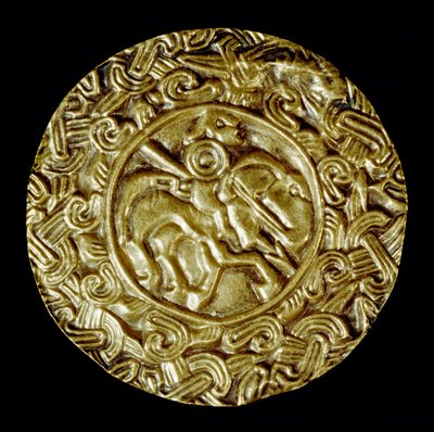Archeologie van de Middeleeuwen. Barbaarse kunst van Lombardije: gouden schijf. In het midden een heilige te paard met een speer en rondom diermotieven. Lombardische kunst, rond 600. Italië, Cividale del Friuli, Archeologisch Museum door School Lombard