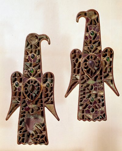 Merovingische kunst: Paar fibulae (veiligheidsspeld) aqualiformes (arenden). Email cloisonné, 6e eeuw, Merovingische dynastie (481-751). uit Castelsagrat. Musée Cluny, Parijs. door School Merovingian