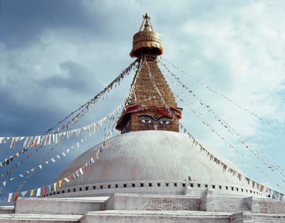 Uitzicht op de boeddhistische stupa, 8e eeuw door School Nepalese
