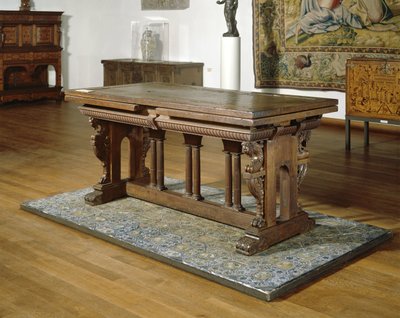 Notenhouten tafel met laden op eiken frame met Toscaanse zuilen, 1550-1600 door School Netherlandish