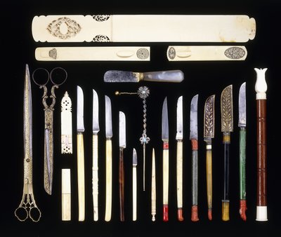 Een groep van tweeëntwintig Ottomaanse schrijversinstrumenten, bestaande uit elf messen, een paginaomkeerder, schaar, een papiermes, ivoren doos door School Ottoman