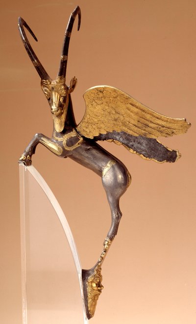 Ceremoniële handgreep: gevleugelde steenbok in zilver, ingelegd, goud. Achaemenidische Perzische periode (6e-4e eeuw v.Chr.), uit Iran door School Persian
