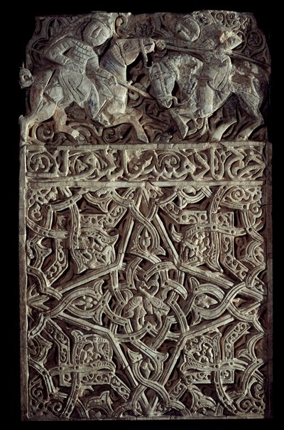 Perzische kunst: stucwerk paneel met arabesken en twee vechtende ruiters. Seattle. Kunstmuseum door School Persian
