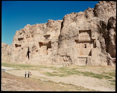 Uitzicht op de Necropolis en de Vier graven van Achaemenidische koningen door School Persian