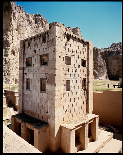 Uitzicht op de Necropolis en de graven van de Achaemenidische koningen, en de Kubus van Zoroaster (Ka
