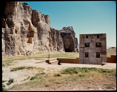 Uitzicht op de Necropolis en de graven van de Achaemenidische koningen, en de Kubus van Zoroaster (Ka