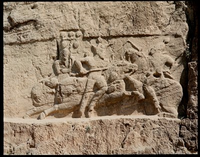 Zicht op de Necropolis en de graven van de Achaemenidische koningen, reliëf dat scènes van de strijd voorstelt door School Persian