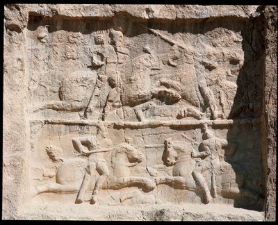 Uitzicht op de Necropolis en de graven van Achaemenidische koningen, reliëf dat gevechtsscènes voorstelt door School Persian