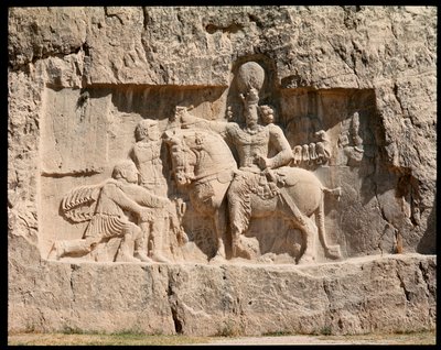 Uitzicht op de Necropolis en de graven van de Achaemenidische koningen, reliëf dat de overwinning van Shapur I op de Romeinse keizer Valerianus in Edessa, 260 AD, voorstelt door School Persian