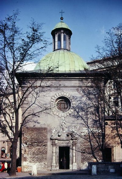 Kerk van St. Adalbert, oorspronkelijk gebouwd in de 12e eeuw, gemoderniseerd in de 18e eeuw door School Polish