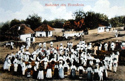 Ansichtkaart met Roemenen die dansen in een dorp, ca. 1910 door School Romanian