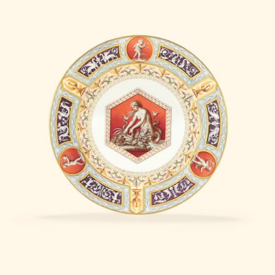 Een porseleinen dinerbord uit de Raphael Service, het midden toont een zeemeermin door School Russian