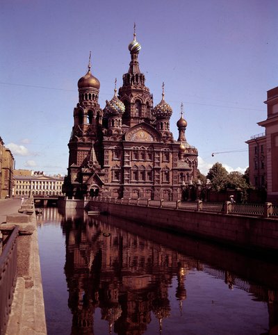Architectuur: uitzicht op de kerk van de Heilige Verlosser en het Bloed van Christus gerealiseerd tussen 1883 en 1907. Sint-Petersburg, Rusland door School Russian