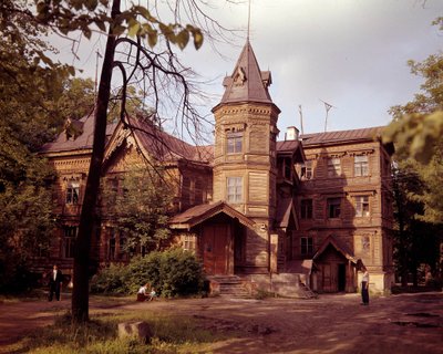 Russische architectuur: uitzicht op een 19e-eeuwse datsja, Russisch landhuis door School Russian