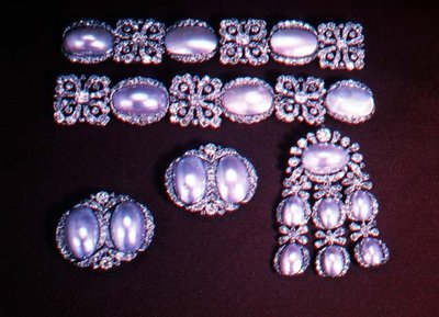 Set sieraden, broche, oorclips en armbanden, tweede helft van de 18e eeuw door School Russian