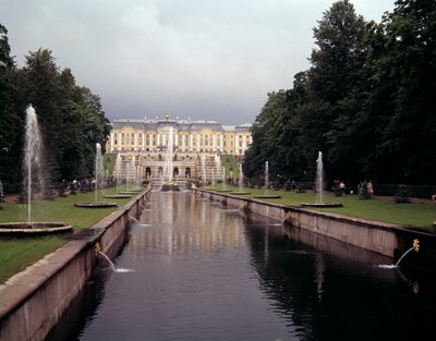 Uitzicht op de grote waterval van het kasteel van Peterhof, gerealiseerd onder Peter de Grote nabij Sint-Petersburg, Rusland door School Russian