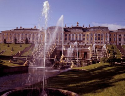 Uitzicht op de grote waterval van het kasteel van Peterhof, gerealiseerd onder Peter de Grote nabij Sint-Petersburg, Rusland door School Russian