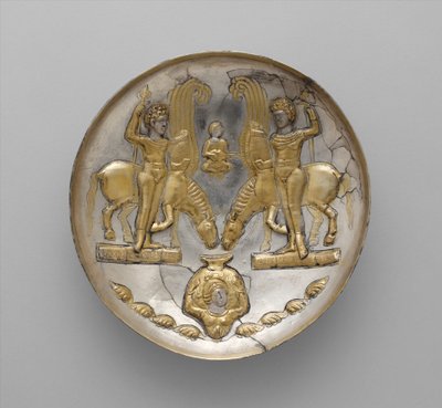Bord met jongeren en gevleugelde paarden, c.5e-6e eeuw AD (zilver, kwikvergulding) door School Sasanian