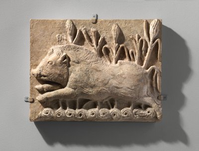 Muurpaneel met een Aanvallend Wild Zwijn, c.6e eeuw AD door School Sasanian