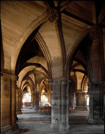Gotische kunst: uitzicht op de crypte en de benedenkerk van de kathedraal van Glasgow. 12e eeuw. Schotland door Scottish School