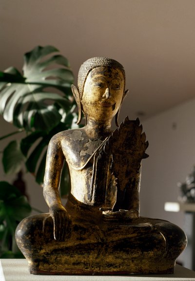 Boeddha zittend in Bhumisparsa Mudra gebaar tijdens meditatie door School Siamese