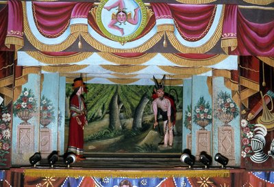 Poppentheater in Palermo. Deze poppen, behorend tot een Siciliaanse traditie die teruggaat tot de oudheid, vertellen het verhaal van invasies en Normandische veroveringen. Bovenaan de foto staat het Siciliaanse symbool van Trinacria door School Sicilian