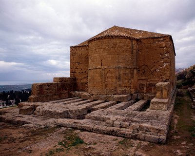 Uitzicht op de middeleeuwse kerk van San Biagio, gebouwd op de tempel van Demetra, 480-470 v.Chr. door School Sicilian