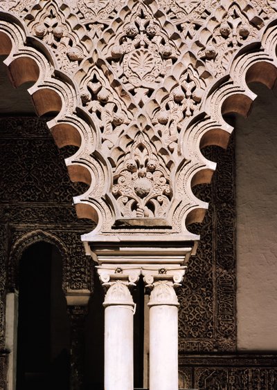 Detail van een van de polylobe bogen uit de Patio de las Doncellas door School Spanish