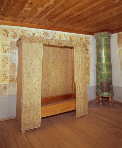 Opvouwbaar bed en keramische kachel in het huis van Carl Linnaeus (1707-78) door School Swedish